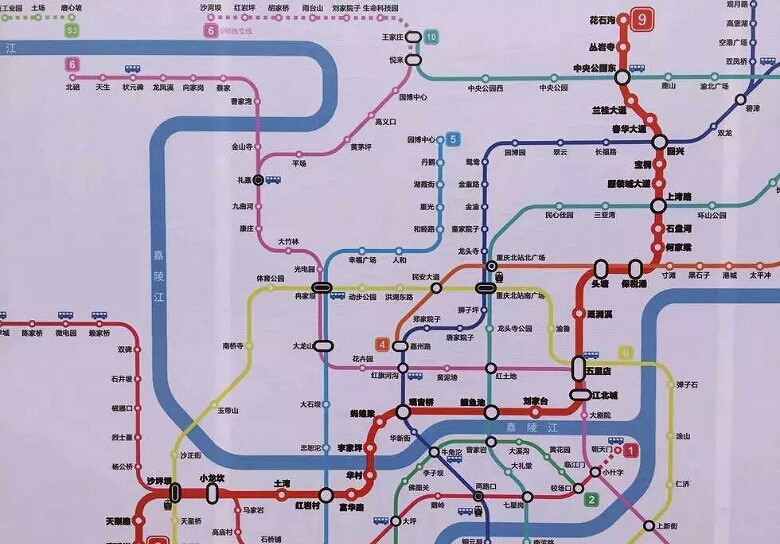成都已开通的4条地铁线基本上覆盖了主城的东西南北四个方位,重庆已