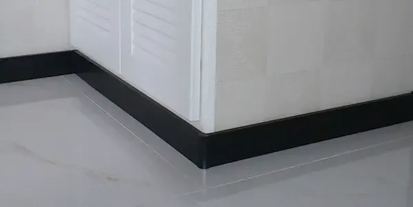 踢脚线颜色搭配:白色地砖配什么颜色的踢脚线?